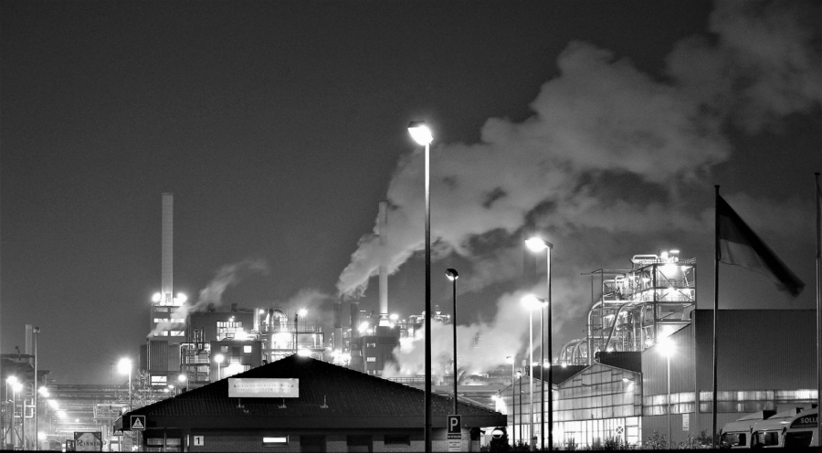 A+factory+releasing+emissions+in+the+atmosphere+-+2016
