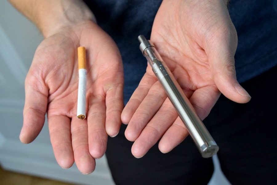 A+vape+pen+is+compared+to+a+traditional+cigarette